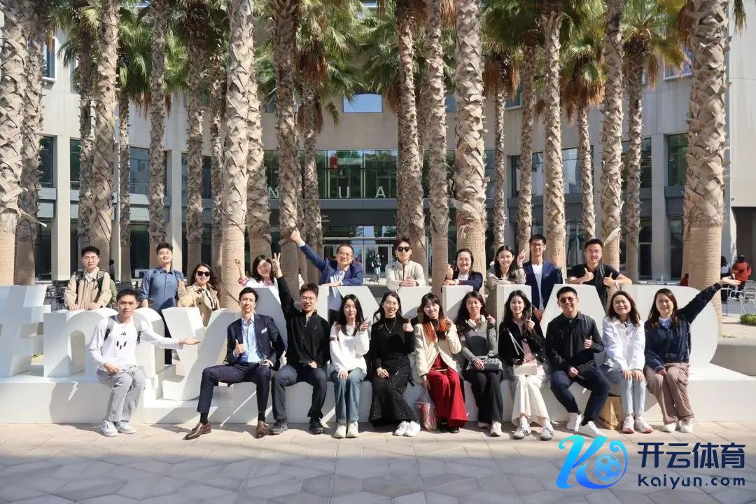 图为实施支队在纽约大学阿布扎比分校师生合影