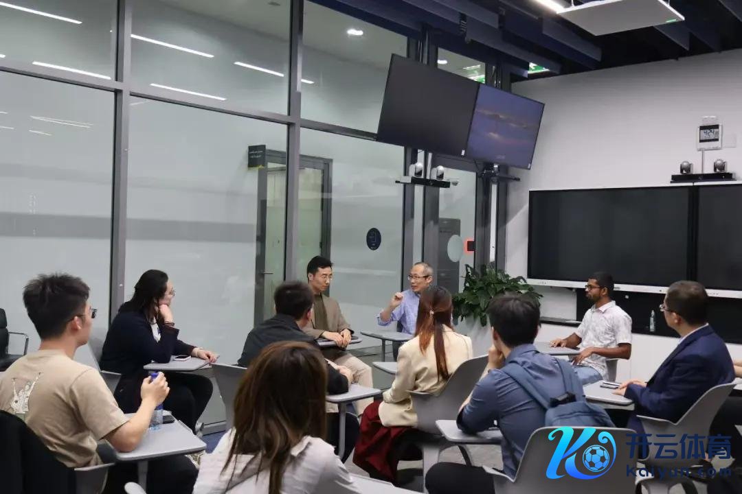 图为实施支队在穆罕默德·本·扎耶德东说念主工智能大学的圆桌相干