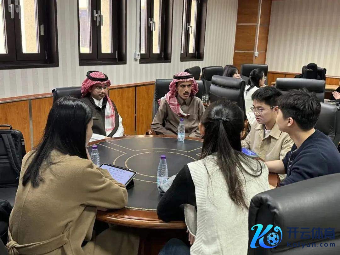 图为实施支队成员与沙特国王大学学生筹议相片