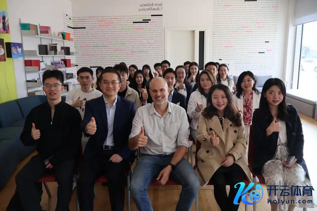 图为实施支队成员与Justin Stearns教练合影